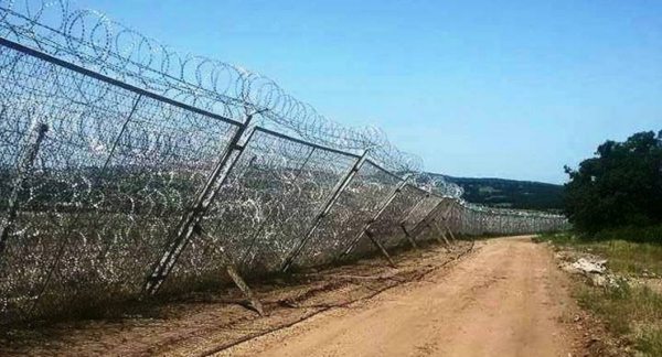 Оградата с Турция падна, граничари я подпират…