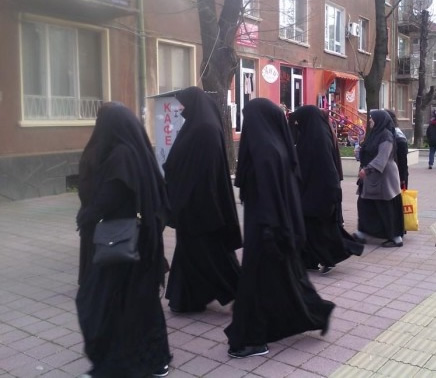 Жени с бурки втрещиха цял Пазарджик (СНИМКИ) 