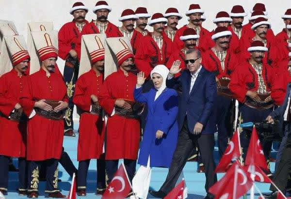 Ердоган празнува с еничари
