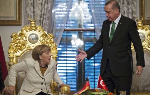 Ангела Меркел кляка пред Реджеп Ердоган