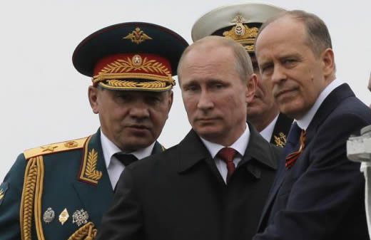 Бортников (вдясно) в компанията на Путин и военния министър Шойгу.