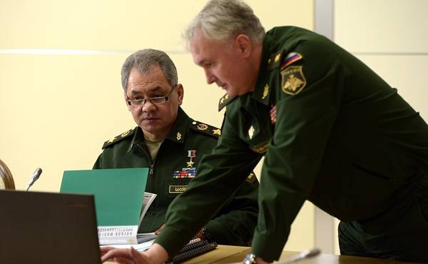Министърът на отбраната на Русия Сергей Шойгу и началникът на Главното оперативно управление на генералния щаб генерал-полковник Андрей Картаполов