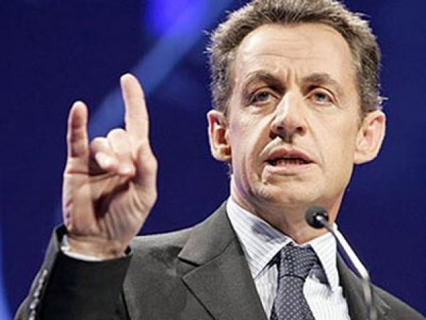 Саркози с илюминатски сатанински жест