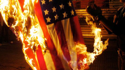 Гърци гориха знамена на Турция и САЩ в центъра на Атина 